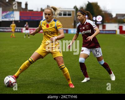 L-R Faye Bryson Leine von Reading FC Women und Yui Hasegawa von West Ham United WFC während des Barclays FA Women's Super League Spiels zwischen West Ham United Women und Reading am 14.. November 2021 im Chigwell Construction Stadium in Dagenham, England (Foto by Action Foto Sport/NurPhoto) Stockfoto