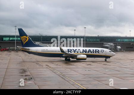 Boeing 737-800-Passagierflugzeug der Low-Cost-Fluggesellschaft Ryanair FR aus der Sicht des Londoner Stansted Airport STN vor dem Terminal und den Gates. Ryanair Group betreibt eine Flotte mit mehr als 400 Boeing 737-800-Flugzeugen. Die irische Billigfluggesellschaft nutzt Stansted als eine der wichtigsten operativen Stützpunkte. Die weltweite Luftfahrtindustrie versucht, sich von den negativen Auswirkungen der Coronavirus-Pandemie Covid-19 zu erholen. Stansted Airport, Großbritannien am 12. November 2021. (Foto von Nicolas Economou/NurPhoto) Stockfoto