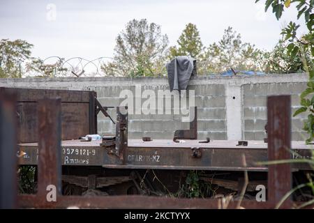 Eine Decke, die den Stacheldraht bedeckt, damit sie mit den Wagen in den Bereich springen können. Flüchtlinge und Migranten werden am Eisenbahnknotenpunkt und an den alten verlassenen Waggons gesehen, die vorübergehend in Dialogi bei Thessaloniki leben und schlafen. Die meisten Asylbewerber aus Afghanistan warten darauf, dass Güterzüge in Richtung Idomeni fahren, die nach Nordmakedonien und Serbien führen und der Balkanroute nach Europa folgen. Die meisten von ihnen wanderten aus der Türkei in Richtung Griechenland oder einige gebrauchte Schmuggler mit Autos. Thessaloniki Griechenland am 6. November 2021 (Foto von Nicolas Economou/NurPhoto) Stockfoto