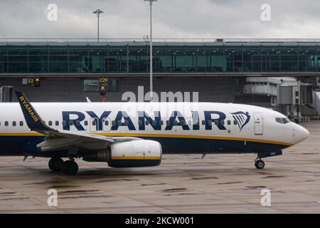 Boeing 737-800-Passagierflugzeug der Low-Cost-Fluggesellschaft Ryanair FR aus der Sicht des Londoner Stansted Airport STN vor dem Terminal und den Gates. Ryanair Group betreibt eine Flotte mit mehr als 400 Boeing 737-800-Flugzeugen. Die irische Billigfluggesellschaft nutzt Stansted als eine der wichtigsten operativen Stützpunkte. Die weltweite Luftfahrtindustrie versucht, sich von den negativen Auswirkungen der Coronavirus-Pandemie Covid-19 zu erholen. Stansted Airport, Großbritannien am 12. November 2021. (Foto von Nicolas Economou/NurPhoto) Stockfoto