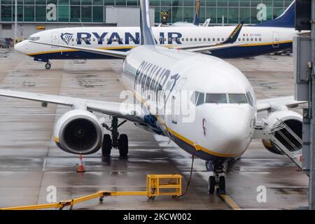 Boeing 737-800-Passagierflugzeug der Low-Cost-Fluggesellschaft Ryanair FR aus der Sicht des Londoner Stansted Airport STN vor dem Terminal und den Gates. Ryanair Group betreibt eine Flotte mit mehr als 400 Boeing 737-800-Flugzeugen. Die irische Billigfluggesellschaft nutzt Stansted als eine der wichtigsten operativen Stützpunkte. Die weltweite Luftfahrtindustrie versucht, sich von den negativen Auswirkungen der Coronavirus-Pandemie Covid-19 zu erholen. Stansted Airport, Großbritannien am 12. November 2021. (Foto von Nicolas Economou/NurPhoto) Stockfoto