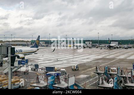 Boeing 737-800-Passagierflugzeug der Low-Cost-Fluggesellschaft Ryanair FR aus der Sicht des Londoner Stansted Airport STN vor dem Terminal und den Gates. Ryanair Group betreibt eine Flotte mit mehr als 400 Boeing 737-800-Flugzeugen. Die irische Billigfluggesellschaft nutzt Stansted als eine der wichtigsten operativen Stützpunkte. Die weltweite Luftfahrtindustrie versucht, sich von den negativen Auswirkungen der Coronavirus-Pandemie Covid-19 zu erholen. Stansted Airport, Großbritannien am 12. November 2021. (Foto von Nicolas Economou/NurPhoto) Stockfoto