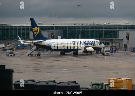 Boeing 737-800-Passagierflugzeug der Low-Cost-Fluggesellschaft Ryanair FR aus der Sicht des Londoner Stansted Airport STN vor dem Terminal und den Gates. Ryanair Group betreibt eine Flotte mit mehr als 400 Boeing 737-800-Flugzeugen. Die irische Billigfluggesellschaft nutzt Stansted als eine der wichtigsten operativen Stützpunkte. Die weltweite Luftfahrtindustrie versucht, sich von den negativen Auswirkungen der Coronavirus-Pandemie Covid-19 zu erholen. Stansted Airport, Großbritannien am 12. November 2021. (Foto von Nicolas Economou/NurPhoto) Stockfoto