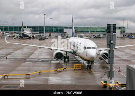 Boeing 737-800-Passagierflugzeug der Low-Cost-Fluggesellschaft Ryanair FR aus der Sicht des Londoner Stansted Airport STN vor dem Terminal und den Gates. Ryanair Group betreibt eine Flotte mit mehr als 400 Boeing 737-800-Flugzeugen. Die irische Billigfluggesellschaft nutzt Stansted als eine der wichtigsten operativen Stützpunkte. Die weltweite Luftfahrtindustrie versucht, sich von den negativen Auswirkungen der Coronavirus-Pandemie Covid-19 zu erholen. Stansted Airport, Großbritannien am 12. November 2021. (Foto von Nicolas Economou/NurPhoto) Stockfoto