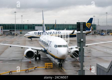 Boeing 737-800-Passagierflugzeug der Low-Cost-Fluggesellschaft Ryanair FR aus der Sicht des Londoner Stansted Airport STN vor dem Terminal und den Gates. Ryanair Group betreibt eine Flotte mit mehr als 400 Boeing 737-800-Flugzeugen. Die irische Billigfluggesellschaft nutzt Stansted als eine der wichtigsten operativen Stützpunkte. Die weltweite Luftfahrtindustrie versucht, sich von den negativen Auswirkungen der Coronavirus-Pandemie Covid-19 zu erholen. Stansted Airport, Großbritannien am 12. November 2021. (Foto von Nicolas Economou/NurPhoto) Stockfoto