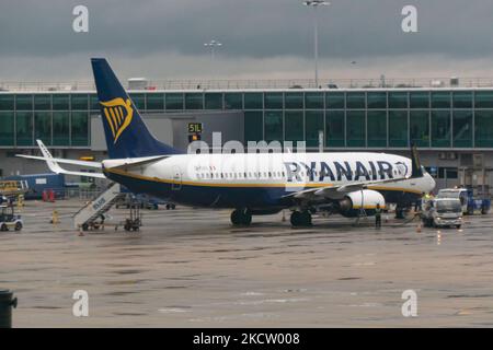 Boeing 737-800-Passagierflugzeug der Low-Cost-Fluggesellschaft Ryanair FR aus der Sicht des Londoner Stansted Airport STN vor dem Terminal und den Gates. Ryanair Group betreibt eine Flotte mit mehr als 400 Boeing 737-800-Flugzeugen. Die irische Billigfluggesellschaft nutzt Stansted als eine der wichtigsten operativen Stützpunkte. Die weltweite Luftfahrtindustrie versucht, sich von den negativen Auswirkungen der Coronavirus-Pandemie Covid-19 zu erholen. Stansted Airport, Großbritannien am 12. November 2021. (Foto von Nicolas Economou/NurPhoto) Stockfoto
