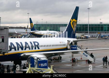 Boeing 737-800-Passagierflugzeug der Low-Cost-Fluggesellschaft Ryanair FR aus der Sicht des Londoner Stansted Airport STN vor dem Terminal und den Gates. Ryanair Group betreibt eine Flotte mit mehr als 400 Boeing 737-800-Flugzeugen. Die irische Billigfluggesellschaft nutzt Stansted als eine der wichtigsten operativen Stützpunkte. Die weltweite Luftfahrtindustrie versucht, sich von den negativen Auswirkungen der Coronavirus-Pandemie Covid-19 zu erholen. Stansted Airport, Großbritannien am 12. November 2021. (Foto von Nicolas Economou/NurPhoto) Stockfoto