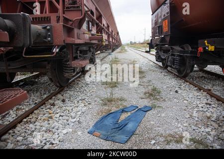 Kleidung auf dem Boden von Flüchtlingen. Flüchtlinge und Migranten werden am Eisenbahnknotenpunkt und an den alten verlassenen Waggons gesehen, die vorübergehend in Dialogi bei Thessaloniki leben und schlafen. Die meisten Asylbewerber aus Afghanistan warten darauf, dass Güterzüge in Richtung Idomeni fahren, die nach Nordmakedonien und Serbien führen und der Balkanroute nach Europa folgen. Die meisten von ihnen wanderten aus der Türkei in Richtung Griechenland oder einige gebrauchte Schmuggler mit Autos. Thessaloniki Griechenland am 6. November 2021 (Foto von Nicolas Economou/NurPhoto) Stockfoto