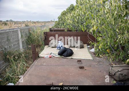 Taschen und Decken von Menschen, die die Nacht in der Kutsche verbracht haben. Flüchtlinge und Migranten werden am Eisenbahnknotenpunkt und an den alten verlassenen Waggons gesehen, die vorübergehend in Dialogi bei Thessaloniki leben und schlafen. Die meisten Asylbewerber aus Afghanistan warten darauf, dass Güterzüge in Richtung Idomeni fahren, die nach Nordmakedonien und Serbien führen und der Balkanroute nach Europa folgen. Die meisten von ihnen wanderten aus der Türkei in Richtung Griechenland oder einige gebrauchte Schmuggler mit Autos. Thessaloniki Griechenland am 6. November 2021 (Foto von Nicolas Economou/NurPhoto) Stockfoto