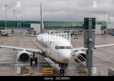 Boeing 737-800-Passagierflugzeug der Low-Cost-Fluggesellschaft Ryanair FR aus der Sicht des Londoner Stansted Airport STN vor dem Terminal und den Gates. Ryanair Group betreibt eine Flotte mit mehr als 400 Boeing 737-800-Flugzeugen. Die irische Billigfluggesellschaft nutzt Stansted als eine der wichtigsten operativen Stützpunkte. Die weltweite Luftfahrtindustrie versucht, sich von den negativen Auswirkungen der Coronavirus-Pandemie Covid-19 zu erholen. Stansted Airport, Großbritannien am 12. November 2021. (Foto von Nicolas Economou/NurPhoto) Stockfoto