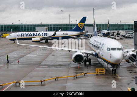 Boeing 737-800-Passagierflugzeug der Low-Cost-Fluggesellschaft Ryanair FR aus der Sicht des Londoner Stansted Airport STN vor dem Terminal und den Gates. Ryanair Group betreibt eine Flotte mit mehr als 400 Boeing 737-800-Flugzeugen. Die irische Billigfluggesellschaft nutzt Stansted als eine der wichtigsten operativen Stützpunkte. Die weltweite Luftfahrtindustrie versucht, sich von den negativen Auswirkungen der Coronavirus-Pandemie Covid-19 zu erholen. Stansted Airport, Großbritannien am 12. November 2021. (Foto von Nicolas Economou/NurPhoto) Stockfoto