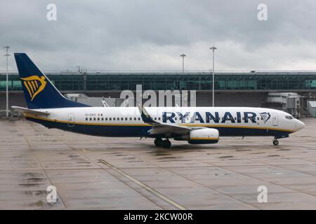 Boeing 737-800-Passagierflugzeug der Low-Cost-Fluggesellschaft Ryanair FR aus der Sicht des Londoner Stansted Airport STN vor dem Terminal und den Gates. Ryanair Group betreibt eine Flotte mit mehr als 400 Boeing 737-800-Flugzeugen. Die irische Billigfluggesellschaft nutzt Stansted als eine der wichtigsten operativen Stützpunkte. Die weltweite Luftfahrtindustrie versucht, sich von den negativen Auswirkungen der Coronavirus-Pandemie Covid-19 zu erholen. Stansted Airport, Großbritannien am 12. November 2021. (Foto von Nicolas Economou/NurPhoto) Stockfoto