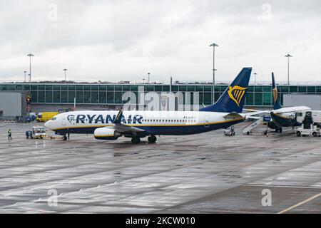 Boeing 737-800-Passagierflugzeug der Low-Cost-Fluggesellschaft Ryanair FR aus der Sicht des Londoner Stansted Airport STN vor dem Terminal und den Gates. Ryanair Group betreibt eine Flotte mit mehr als 400 Boeing 737-800-Flugzeugen. Die irische Billigfluggesellschaft nutzt Stansted als eine der wichtigsten operativen Stützpunkte. Die weltweite Luftfahrtindustrie versucht, sich von den negativen Auswirkungen der Coronavirus-Pandemie Covid-19 zu erholen. Stansted Airport, Großbritannien am 12. November 2021. (Foto von Nicolas Economou/NurPhoto) Stockfoto