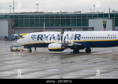 Boeing 737-800-Passagierflugzeug der Low-Cost-Fluggesellschaft Ryanair FR aus der Sicht des Londoner Stansted Airport STN vor dem Terminal und den Gates. Ryanair Group betreibt eine Flotte mit mehr als 400 Boeing 737-800-Flugzeugen. Die irische Billigfluggesellschaft nutzt Stansted als eine der wichtigsten operativen Stützpunkte. Die weltweite Luftfahrtindustrie versucht, sich von den negativen Auswirkungen der Coronavirus-Pandemie Covid-19 zu erholen. Stansted Airport, Großbritannien am 12. November 2021. (Foto von Nicolas Economou/NurPhoto) Stockfoto