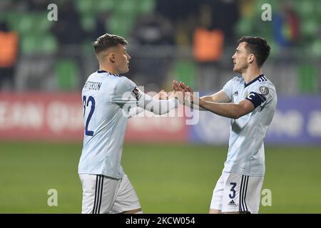 Andy Robertson und Nathan Patterson in Aktion während der FIFA WM 2022 Qualifying Round zwischen Moldawien und Schottland, Freitag, 12. November 2021, in Chisinau, Moldawien. (Foto von Alex Nicodim/NurPhoto) Stockfoto