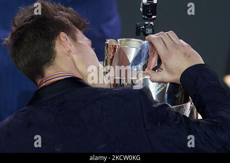 MotoGP-Weltmeister Fabio Quartararo aus Frankreich und Monster Energy Yamaha MotoGP platzieren die Plakette mit seinem Namen auf der Champions Trophy während der FIM MotoGP Awards Zeremonie in der Fira de Valencia am 14. November 2021 in Valencia, Spanien. (Foto von Jose Breton/Pics Action/NurPhoto) Stockfoto