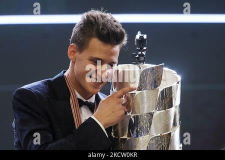 MotoGP-Weltmeister Fabio Quartararo aus Frankreich und Monster Energy Yamaha MotoGP posiert mit der Plakette mit seinem Namen auf der Champions Trophy während der FIM MotoGP Awards Zeremonie in der Fira de Valencia am 14. November 2021 in Valencia, Spanien. (Foto von Jose Breton/Pics Action/NurPhoto) Stockfoto