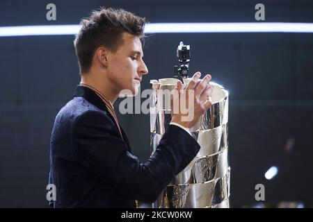 MotoGP-Weltmeister Fabio Quartararo aus Frankreich und Monster Energy Yamaha MotoGP platzieren die Plakette mit seinem Namen auf der Champions Trophy während der FIM MotoGP Awards Zeremonie in der Fira de Valencia am 14. November 2021 in Valencia, Spanien. (Foto von Jose Breton/Pics Action/NurPhoto) Stockfoto