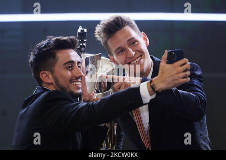 MotoGP-Weltmeister Fabio Quartararo aus Frankreich und Monster Energy Yamaha MotoGP und Thomas Maubant machen ein Foto mit der Trophäe während der FIM MotoGP Awards Zeremonie in der Fira de Valencia am 14. November 2021 in Valencia, Spanien. (Foto von Jose Breton/Pics Action/NurPhoto) Stockfoto