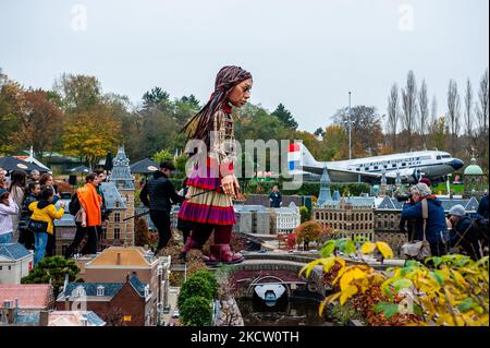 Die riesige Marionette „Little Amal“, ein neun Jahre altes syrisches Flüchtlingsmädchen und über 11 Meter groß, läuft am 15.. November 2021 durch die Modellnachbildungen berühmter holländischer Wahrzeichen im Miniaturpark Madurodam in Den Haag im Maßstab 1:1:25. (Foto von Romy Arroyo Fernandez/NurPhoto) Stockfoto