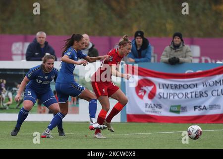 Die Liverpooler Yana Daniels aus Liverpool im Einsatz mit Mollie Lambert während des FA Women's Championship-Spiels zwischen dem Durham Women FC und Liverpool am Sonntag, dem 14.. November 2021, im Maiden Castle in Durham City. (Foto von Mark Fletcher/MI News/NurPhoto) Stockfoto