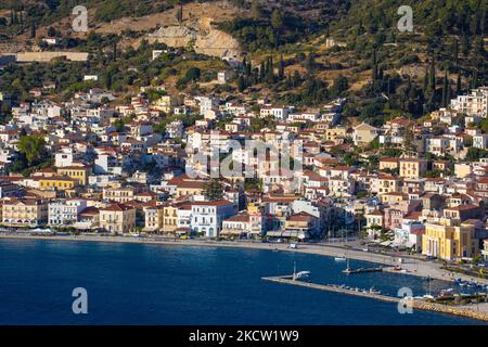 Panoramablick auf Samos Stadt, einen natürlichen Hafen, die Hafenstadt und Hauptstadt der Insel Samos und regionale Einheit auch als Vathy bekannt, der alte Name. Samos Stadt wurde in der Mitte des 18.. Jahrhunderts als Hafen von Vathy gebaut und hat eine Bevölkerung von 8100 Einwohnern. In der Antike war Samos ein besonders reicher und mächtiger Stadtstaat, der für seine Weinberge und Weinproduktion bekannt war, während die samische Wirtschaft heute auf die Landwirtschaft und die Tourismusindustrie angewiesen ist. Samos ist der Geburtsort des griechischen Philosophen und Mathematikers Pythagoras. Samos Island, Griechenland am 21. September 2021 (Foto von Nicolas Eco Stockfoto