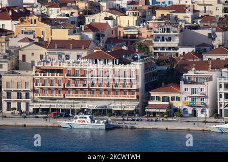 Panoramablick auf Samos Stadt, einen natürlichen Hafen, die Hafenstadt und Hauptstadt der Insel Samos und regionale Einheit auch als Vathy bekannt, der alte Name. Samos Stadt wurde in der Mitte des 18.. Jahrhunderts als Hafen von Vathy gebaut und hat eine Bevölkerung von 8100 Einwohnern. In der Antike war Samos ein besonders reicher und mächtiger Stadtstaat, der für seine Weinberge und Weinproduktion bekannt war, während die samische Wirtschaft heute auf die Landwirtschaft und die Tourismusindustrie angewiesen ist. Samos ist der Geburtsort des griechischen Philosophen und Mathematikers Pythagoras. Samos Island, Griechenland am 21. September 2021 (Foto von Nicolas Eco Stockfoto