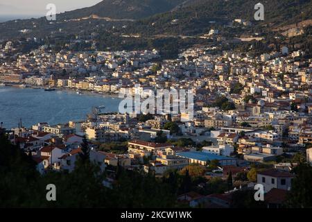 Panoramablick auf Samos Stadt, einen natürlichen Hafen, die Hafenstadt und Hauptstadt der Insel Samos und regionale Einheit auch als Vathy bekannt, der alte Name. Samos Stadt wurde in der Mitte des 18.. Jahrhunderts als Hafen von Vathy gebaut und hat eine Bevölkerung von 8100 Einwohnern. In der Antike war Samos ein besonders reicher und mächtiger Stadtstaat, der für seine Weinberge und Weinproduktion bekannt war, während die samische Wirtschaft heute auf die Landwirtschaft und die Tourismusindustrie angewiesen ist. Samos ist der Geburtsort des griechischen Philosophen und Mathematikers Pythagoras. Samos Island, Griechenland am 21. September 2021 (Foto von Nicolas Eco Stockfoto