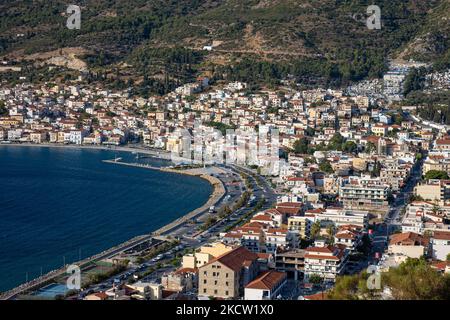 Panoramablick auf Samos Stadt, einen natürlichen Hafen, die Hafenstadt und Hauptstadt der Insel Samos und regionale Einheit auch als Vathy bekannt, der alte Name. Samos Stadt wurde in der Mitte des 18.. Jahrhunderts als Hafen von Vathy gebaut und hat eine Bevölkerung von 8100 Einwohnern. In der Antike war Samos ein besonders reicher und mächtiger Stadtstaat, der für seine Weinberge und Weinproduktion bekannt war, während die samische Wirtschaft heute auf die Landwirtschaft und die Tourismusindustrie angewiesen ist. Samos ist der Geburtsort des griechischen Philosophen und Mathematikers Pythagoras. Samos Island, Griechenland am 21. September 2021 (Foto von Nicolas Eco Stockfoto