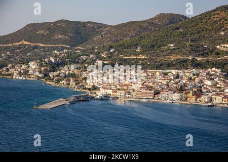 Panoramablick auf Samos Stadt, einen natürlichen Hafen, die Hafenstadt und Hauptstadt der Insel Samos und regionale Einheit auch als Vathy bekannt, der alte Name. Samos Stadt wurde in der Mitte des 18.. Jahrhunderts als Hafen von Vathy gebaut und hat eine Bevölkerung von 8100 Einwohnern. In der Antike war Samos ein besonders reicher und mächtiger Stadtstaat, der für seine Weinberge und Weinproduktion bekannt war, während die samische Wirtschaft heute auf die Landwirtschaft und die Tourismusindustrie angewiesen ist. Samos ist der Geburtsort des griechischen Philosophen und Mathematikers Pythagoras. Samos Island, Griechenland am 21. September 2021 (Foto von Nicolas Eco Stockfoto