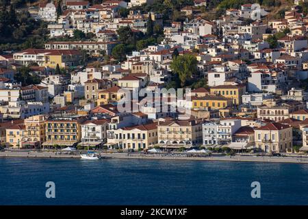 Panoramablick auf Samos Stadt, einen natürlichen Hafen, die Hafenstadt und Hauptstadt der Insel Samos und regionale Einheit auch als Vathy bekannt, der alte Name. Samos Stadt wurde in der Mitte des 18.. Jahrhunderts als Hafen von Vathy gebaut und hat eine Bevölkerung von 8100 Einwohnern. In der Antike war Samos ein besonders reicher und mächtiger Stadtstaat, der für seine Weinberge und Weinproduktion bekannt war, während die samische Wirtschaft heute auf die Landwirtschaft und die Tourismusindustrie angewiesen ist. Samos ist der Geburtsort des griechischen Philosophen und Mathematikers Pythagoras. Samos Island, Griechenland am 21. September 2021 (Foto von Nicolas Eco Stockfoto