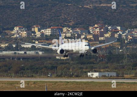 United Airlines Boeing 787 Dreamliner Flugzeuge wie gesehen fliegen, landen und Rollen in Athen International Airport ATH LGAV in der griechischen Hauptstadt. Die Boeing 787-9 hat die Registrierung N15969, angetrieben von 2x GE-Düsenmotoren, die vom Washington IAD-Flughafen, USA, eintraf. Der Flughafen Athen hatte im Jahr 2021 trotz der Coronavirus-Pandemie Covid-19 eine erhöhte Anzahl transatlantischer Flüge nach den Vereinigten Staaten. Athen, Griechenland am 25. September 2021 (Foto von Nicolas Economou/NurPhoto) Stockfoto