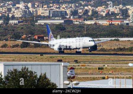 United Airlines Boeing 787 Dreamliner Flugzeuge wie gesehen fliegen, landen und Rollen in Athen International Airport ATH LGAV in der griechischen Hauptstadt. Die Boeing 787-9 hat die Registrierung N15969, angetrieben von 2x GE-Düsenmotoren, die vom Washington IAD-Flughafen, USA, eintraf. Der Flughafen Athen hatte im Jahr 2021 trotz der Coronavirus-Pandemie Covid-19 eine erhöhte Anzahl transatlantischer Flüge nach den Vereinigten Staaten. Athen, Griechenland am 25. September 2021 (Foto von Nicolas Economou/NurPhoto) Stockfoto