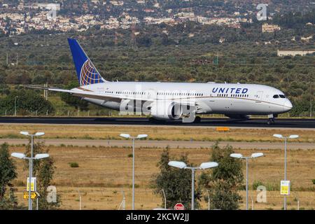 United Airlines Boeing 787 Dreamliner Flugzeuge wie gesehen fliegen, landen und Rollen in Athen International Airport ATH LGAV in der griechischen Hauptstadt. Die Boeing 787-9 hat die Registrierung N15969, angetrieben von 2x GE-Düsenmotoren, die vom Washington IAD-Flughafen, USA, eintraf. Der Flughafen Athen hatte im Jahr 2021 trotz der Coronavirus-Pandemie Covid-19 eine erhöhte Anzahl transatlantischer Flüge nach den Vereinigten Staaten. Athen, Griechenland am 25. September 2021 (Foto von Nicolas Economou/NurPhoto) Stockfoto