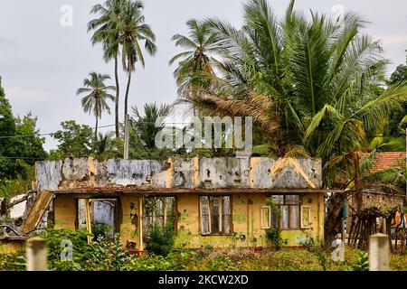 Überreste eines Hauses, das während des Bürgerkrieges in Mullaitivu, Sri Lanka, zerstört wurde. Dies ist nur eine der vielen Erinnerungen an die tiefen Narben, die während des 26-jährigen Bürgerkrieges zwischen der srilankischen Armee und der LTTE (Liberation Tigers of Tamil Eelam) entstanden sind. Die Vereinten Nationen schätzen, dass während des Krieges etwa 40.000 Menschen getötet wurden. (Foto von Creative Touch Imaging Ltd./NurPhoto) Stockfoto