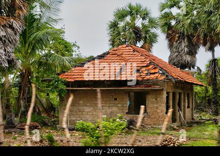 Überreste eines Hauses, das während des Bürgerkrieges in Mullaitivu, Sri Lanka, zerstört wurde. Dies ist nur eine der vielen Erinnerungen an die tiefen Narben, die während des 26-jährigen Bürgerkrieges zwischen der srilankischen Armee und der LTTE (Liberation Tigers of Tamil Eelam) entstanden sind. Die Vereinten Nationen schätzen, dass während des Krieges etwa 40.000 Menschen getötet wurden. (Foto von Creative Touch Imaging Ltd./NurPhoto) Stockfoto