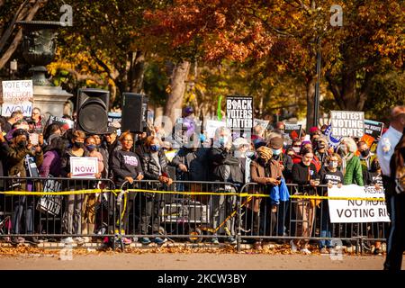 Hunderte von Menschen aus dem ganzen Land nehmen an einer Kundgebung und zivilem Ungehorsam im Weißen Haus Teil. Mehr als 180 Demonstranten wurden verhaftet. Die Demonstranten fordern, dass die Regierung Biden die Führung bei den Wahlrechten übernehmen und den Kongress unter Druck setzen, Gesetze zum Schutz des Wahlrechts zu verabschieden. Insbesondere wollen sie die Verabschiedung des Freedom to Vote Act und der DC-Staatlichkeit. (Foto von Allison Bailey/NurPhoto) Stockfoto