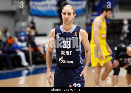 Conner Frankamp von Zenit schaut während des EuroLeague-Basketballspiels zwischen Zenit St. Petersburg und ALBA Berlin am 17. November 2021 in der Sibur Arena in Sankt Petersburg, Russland, auf. (Foto von Mike Kireev/NurPhoto) Stockfoto