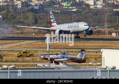 American Airlines Boeing 777-200 Flugzeuge wie gesehen Rollen nach der Landung auf dem Internationalen Flughafen Athen ATH LGAV in der griechischen Hauptstadt. Das Großkörperflugzeug kam nach einem transatlantischen Flug von New York JFK in den USA an. Das Passagierflugzeug hat die Registrierung N761AJ und wird von 2x RR-Düsentoktoren angetrieben. American Airlines ist nach Flottengröße und beförderten Passagieren die weltweit größte Fluggesellschaft. Die Fluggesellschaft hat ihren Hauptsitz in Fort Worth, Texas, und ist Mitglied der oneworld Aviation Alliance-Gruppe. Der Flughafen Athen hatte im Jahr 2021 eine erhöhte Anzahl von transatlantischen Flügen mit Verbindungen in die Vereinigten Staaten Stockfoto