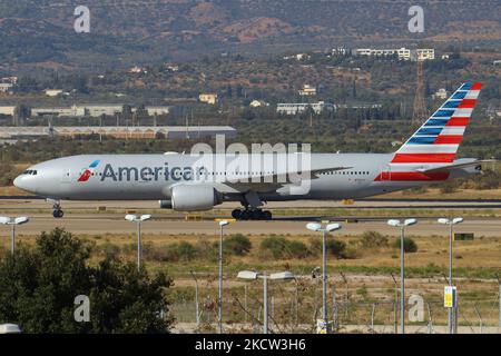 American Airlines Boeing 777-200 Flugzeuge wie gesehen Rollen nach der Landung auf dem Internationalen Flughafen Athen ATH LGAV in der griechischen Hauptstadt. Das Großkörperflugzeug kam nach einem transatlantischen Flug von New York JFK in den USA an. Das Passagierflugzeug hat die Registrierung N761AJ und wird von 2x RR-Düsentoktoren angetrieben. American Airlines ist nach Flottengröße und beförderten Passagieren die weltweit größte Fluggesellschaft. Die Fluggesellschaft hat ihren Hauptsitz in Fort Worth, Texas, und ist Mitglied der oneworld Aviation Alliance-Gruppe. Der Flughafen Athen hatte im Jahr 2021 eine erhöhte Anzahl von transatlantischen Flügen mit Verbindungen in die Vereinigten Staaten Stockfoto