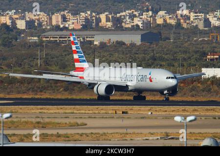 American Airlines Boeing 777-200 Flugzeuge wie gesehen Rollen nach der Landung auf dem Internationalen Flughafen Athen ATH LGAV in der griechischen Hauptstadt. Das Großkörperflugzeug kam nach einem transatlantischen Flug von New York JFK in den USA an. Das Passagierflugzeug hat die Registrierung N761AJ und wird von 2x RR-Düsentoktoren angetrieben. American Airlines ist nach Flottengröße und beförderten Passagieren die weltweit größte Fluggesellschaft. Die Fluggesellschaft hat ihren Hauptsitz in Fort Worth, Texas, und ist Mitglied der oneworld Aviation Alliance-Gruppe. Der Flughafen Athen hatte im Jahr 2021 eine erhöhte Anzahl von transatlantischen Flügen mit Verbindungen in die Vereinigten Staaten Stockfoto