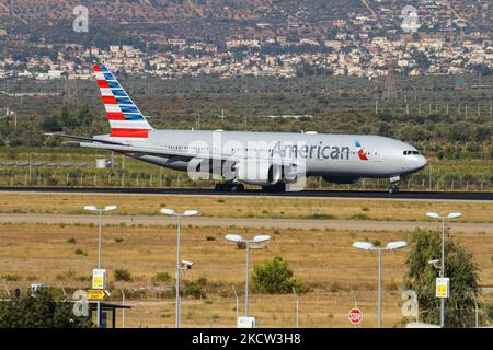 American Airlines Boeing 777-200 Flugzeuge wie gesehen Rollen nach der Landung auf dem Internationalen Flughafen Athen ATH LGAV in der griechischen Hauptstadt. Das Großkörperflugzeug kam nach einem transatlantischen Flug von New York JFK in den USA an. Das Passagierflugzeug hat die Registrierung N761AJ und wird von 2x RR-Düsentoktoren angetrieben. American Airlines ist nach Flottengröße und beförderten Passagieren die weltweit größte Fluggesellschaft. Die Fluggesellschaft hat ihren Hauptsitz in Fort Worth, Texas, und ist Mitglied der oneworld Aviation Alliance-Gruppe. Der Flughafen Athen hatte im Jahr 2021 eine erhöhte Anzahl von transatlantischen Flügen mit Verbindungen in die Vereinigten Staaten Stockfoto