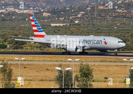 American Airlines Boeing 777-200 Flugzeuge wie gesehen Rollen nach der Landung auf dem Internationalen Flughafen Athen ATH LGAV in der griechischen Hauptstadt. Das Großkörperflugzeug kam nach einem transatlantischen Flug von New York JFK in den USA an. Das Passagierflugzeug hat die Registrierung N761AJ und wird von 2x RR-Düsentoktoren angetrieben. American Airlines ist nach Flottengröße und beförderten Passagieren die weltweit größte Fluggesellschaft. Die Fluggesellschaft hat ihren Hauptsitz in Fort Worth, Texas, und ist Mitglied der oneworld Aviation Alliance-Gruppe. Der Flughafen Athen hatte im Jahr 2021 eine erhöhte Anzahl von transatlantischen Flügen mit Verbindungen in die Vereinigten Staaten Stockfoto