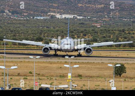 American Airlines Boeing 777-200 Flugzeuge wie gesehen Rollen nach der Landung auf dem Internationalen Flughafen Athen ATH LGAV in der griechischen Hauptstadt. Das Großkörperflugzeug kam nach einem transatlantischen Flug von New York JFK in den USA an. Das Passagierflugzeug hat die Registrierung N761AJ und wird von 2x RR-Düsentoktoren angetrieben. American Airlines ist nach Flottengröße und beförderten Passagieren die weltweit größte Fluggesellschaft. Die Fluggesellschaft hat ihren Hauptsitz in Fort Worth, Texas, und ist Mitglied der oneworld Aviation Alliance-Gruppe. Der Flughafen Athen hatte im Jahr 2021 eine erhöhte Anzahl von transatlantischen Flügen mit Verbindungen in die Vereinigten Staaten Stockfoto