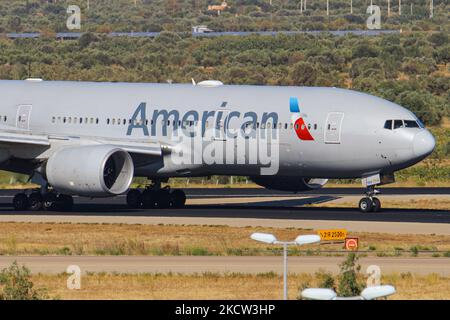 American Airlines Boeing 777-200 Flugzeuge wie gesehen Rollen nach der Landung auf dem Internationalen Flughafen Athen ATH LGAV in der griechischen Hauptstadt. Das Großkörperflugzeug kam nach einem transatlantischen Flug von New York JFK in den USA an. Das Passagierflugzeug hat die Registrierung N761AJ und wird von 2x RR-Düsentoktoren angetrieben. American Airlines ist nach Flottengröße und beförderten Passagieren die weltweit größte Fluggesellschaft. Die Fluggesellschaft hat ihren Hauptsitz in Fort Worth, Texas, und ist Mitglied der oneworld Aviation Alliance-Gruppe. Der Flughafen Athen hatte im Jahr 2021 eine erhöhte Anzahl von transatlantischen Flügen mit Verbindungen in die Vereinigten Staaten Stockfoto