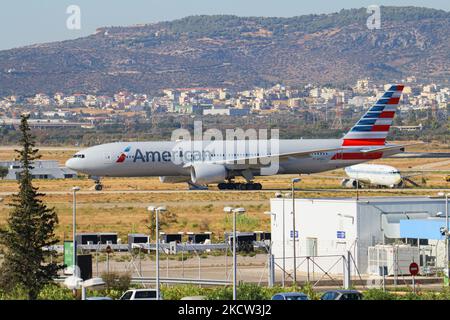 American Airlines Boeing 777-200 Flugzeuge wie gesehen Rollen nach der Landung auf dem Internationalen Flughafen Athen ATH LGAV in der griechischen Hauptstadt. Das Großkörperflugzeug kam nach einem transatlantischen Flug von New York JFK in den USA an. Das Passagierflugzeug hat die Registrierung N761AJ und wird von 2x RR-Düsentoktoren angetrieben. American Airlines ist nach Flottengröße und beförderten Passagieren die weltweit größte Fluggesellschaft. Die Fluggesellschaft hat ihren Hauptsitz in Fort Worth, Texas, und ist Mitglied der oneworld Aviation Alliance-Gruppe. Der Flughafen Athen hatte im Jahr 2021 eine erhöhte Anzahl von transatlantischen Flügen mit Verbindungen in die Vereinigten Staaten Stockfoto