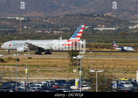 American Airlines Boeing 777-200 Flugzeuge wie gesehen Rollen nach der Landung auf dem Internationalen Flughafen Athen ATH LGAV in der griechischen Hauptstadt. Das Großkörperflugzeug kam nach einem transatlantischen Flug von New York JFK in den USA an. Das Passagierflugzeug hat die Registrierung N761AJ und wird von 2x RR-Düsentoktoren angetrieben. American Airlines ist nach Flottengröße und beförderten Passagieren die weltweit größte Fluggesellschaft. Die Fluggesellschaft hat ihren Hauptsitz in Fort Worth, Texas, und ist Mitglied der oneworld Aviation Alliance-Gruppe. Der Flughafen Athen hatte im Jahr 2021 eine erhöhte Anzahl von transatlantischen Flügen mit Verbindungen in die Vereinigten Staaten Stockfoto