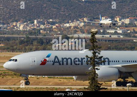 American Airlines Boeing 777-200 Flugzeuge wie gesehen Rollen nach der Landung auf dem Internationalen Flughafen Athen ATH LGAV in der griechischen Hauptstadt. Das Großkörperflugzeug kam nach einem transatlantischen Flug von New York JFK in den USA an. Das Passagierflugzeug hat die Registrierung N761AJ und wird von 2x RR-Düsentoktoren angetrieben. American Airlines ist nach Flottengröße und beförderten Passagieren die weltweit größte Fluggesellschaft. Die Fluggesellschaft hat ihren Hauptsitz in Fort Worth, Texas, und ist Mitglied der oneworld Aviation Alliance-Gruppe. Der Flughafen Athen hatte im Jahr 2021 eine erhöhte Anzahl von transatlantischen Flügen mit Verbindungen in die Vereinigten Staaten Stockfoto