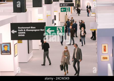 Besucher sind auf der Art Cologne Presseinformation auf dem Kölner Messegelände am 17. Nov 2021 zu sehen (Foto: Ying Tang/NurPhoto) Stockfoto