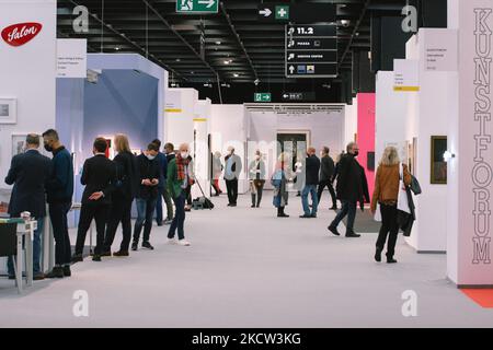 Besucher sind auf der Art Cologne Presseinformation auf dem Kölner Messegelände am 17. Nov 2021 zu sehen (Foto: Ying Tang/NurPhoto) Stockfoto